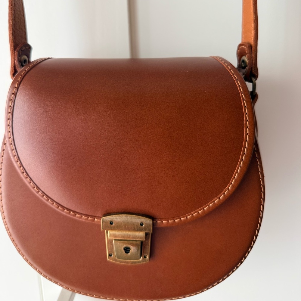 Women’s Tan Leather Crossbody Saddle Bag with Antique Gold Lock